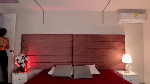 Snapshot of littlevaale chatting on December 19, 11:17 am littlevaale online show from December 19, 11:17 am