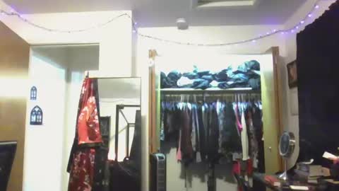 Snapshot of livmirage chatting on December 27, 3:31 am Liv Mirage online show from December 27, 3:31 am