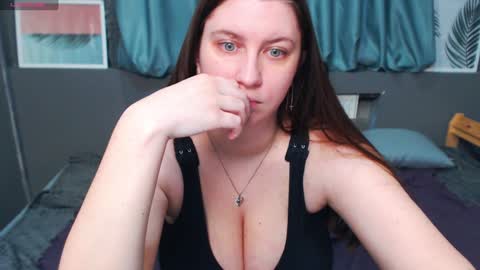 Snapshot of liyasilve chatting on February 4, 6:14 am Liya Silve online show from February 4, 6:14 am