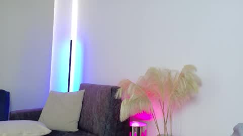 Snapshot of liz_devine chatting on December 20, 4:47 pm liz online show from December 20, 4:47 pm