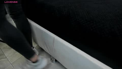 Snapshot of liz_holmes chatting on February 17, 12:05 pm Liz  online show from February 17, 12:05 pm