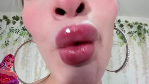 Liz Luna online show from May 7, 9:20 pm