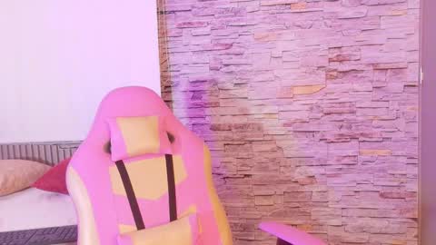 liz_monserrat online show from February 8, 2:20 pm