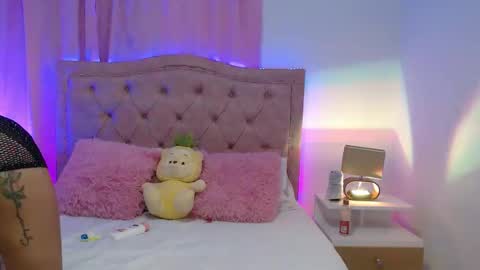 Snapshot of lizbecker_ chatting on October 19, 3:51 am Liz Becker online show from October 19, 3:51 am