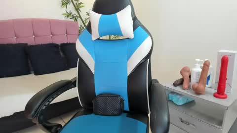 lizzie_williamss online show from May 14, 3:35 am