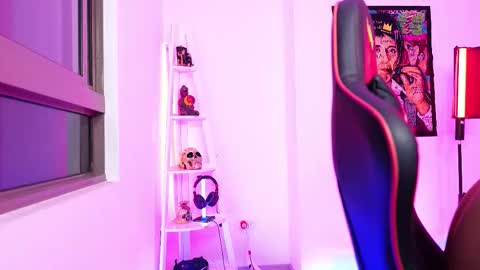 logan_hugh8 online show from October 18, 3:09 am