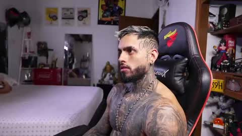 logan_hugh8 online show from May 8, 8:47 pm