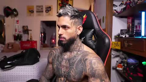 logan_hugh8 online show from May 10, 1:05 pm