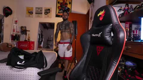 logan_hugh8 online show from May 11, 5:32 pm