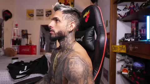 logan_hugh8 online show from May 13, 3:42 pm