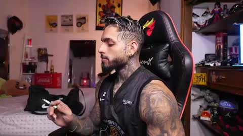 logan_hugh8 online show from May 15, 9:38 am