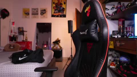 logan_hugh8 online show from May 16, 11:03 pm
