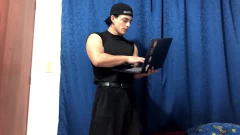 Snapshot of logan_x3 chatting on December 14, 2:12 am Logan online show from December 14, 2:12 am