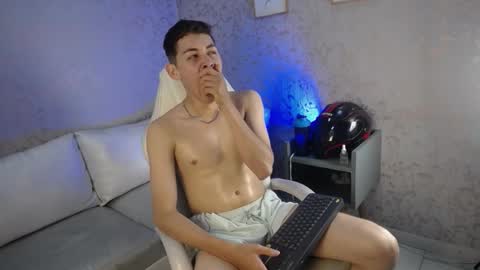 Snapshot of loganfoster_ chatting on December 17, 8:48 pm Loganfoster online show from December 17, 8:48 pm