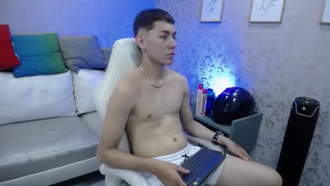 Snapshot of loganfoster_ chatting on December 18, 8:26 pm Loganfoster online show from December 18, 8:26 pm