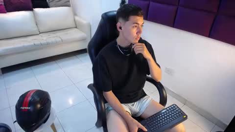 Snapshot of loganfoster_ chatting on December 22, 8:39 pm Loganfoster online show from December 22, 8:39 pm