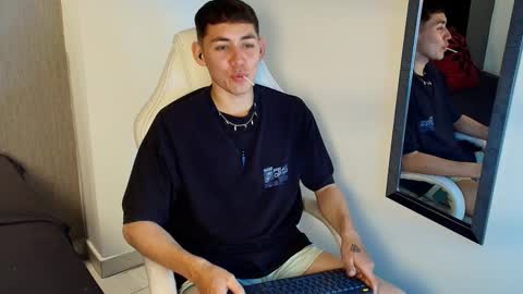 Snapshot of loganfoster_ chatting on January 7, 9:28 pm Loganfoster online show from January 7, 9:28 pm