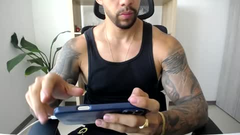 Snapshot of loganhod chatting on June 1, 4:52 pm Logan Wolfp online show from June 1, 4:52 pm