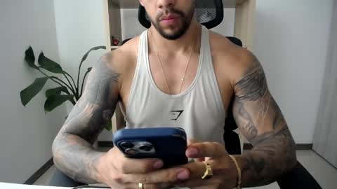 Snapshot of loganhod chatting on June 3, 7:19 pm Logan Wolfp online show from June 3, 7:19 pm
