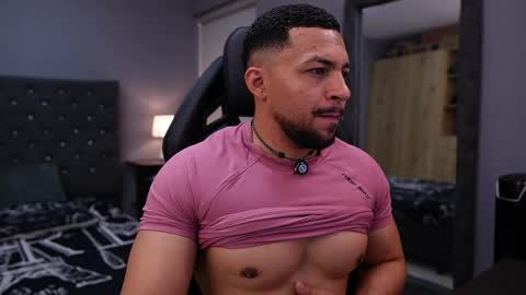 loganmartinx online show from May 17, 9:33 pm