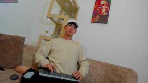 logantwink18 online show from January 11, 5:12 am