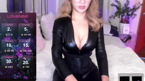 Snapshot of loisewilliams chatting on September 23, 2:58 am Mistress L online show from September 23, 2:58 am