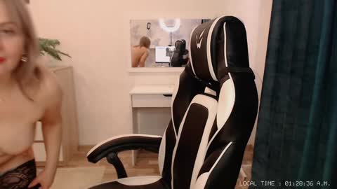 Snapshot of lola_anderson chatting on February 23, 8:28 am Lola online show from February 23, 8:28 am