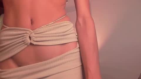 Snapshot of lola_cocks chatting on December 27, 1:22 am mara online show from December 27, 1:22 am