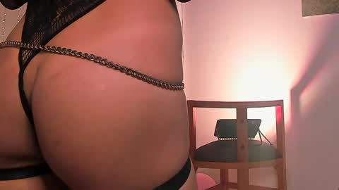 Snapshot of lola_cocks chatting on January 21, 2:33 am mara online show from January 21, 2:33 am