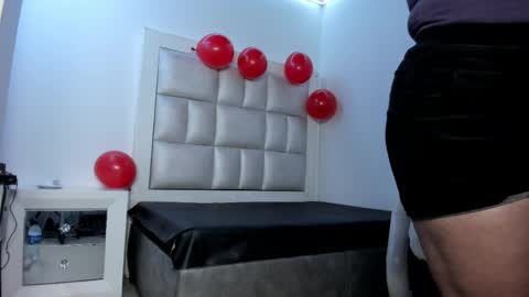 Snapshot of lola_js chatting on April 10, 11:59 am lola_js online show from April 10, 11:59 am