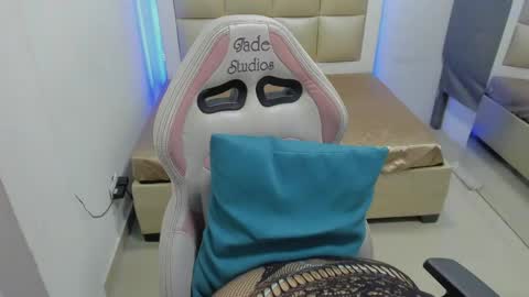 Snapshot of lola_js chatting on April 23, 12:01 am lola_js online show from April 23, 12:01 am