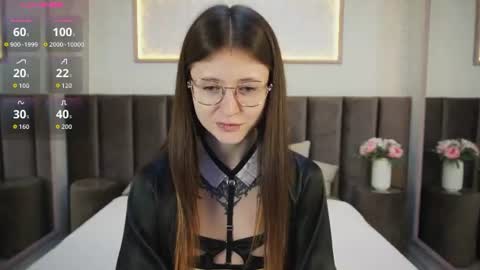 lola_meyer online show from July 12, 12:07 pm