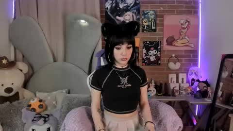 Snapshot of lolaa_bunnyy chatting on January 14, 3:32 am Lola Bunny online show from January 14, 3:32 am