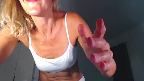 Snapshot of lolaaelita chatting on February 15, 1:41 pm Lola online show from February 15, 1:41 pm