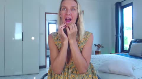 Snapshot of lolaaelita chatting on February 20, 8:05 am Lola online show from February 20, 8:05 am