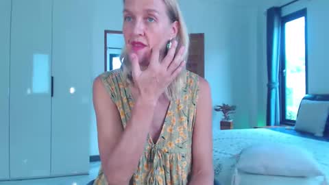 Snapshot of lolaaelita chatting on February 26, 5:28 am Lola online show from February 26, 5:28 am