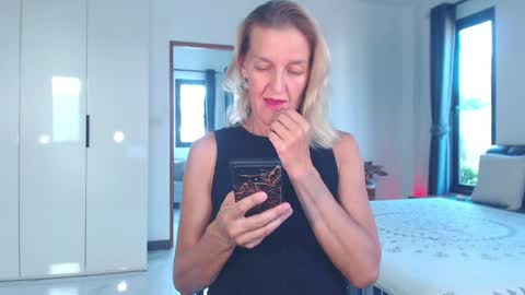 Snapshot of lolaaelita chatting on April 1, 10:05 am Lola online show from April 1, 10:05 am