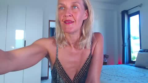 Snapshot of lolaaelita chatting on April 9, 9:36 am Lola online show from April 9, 9:36 am