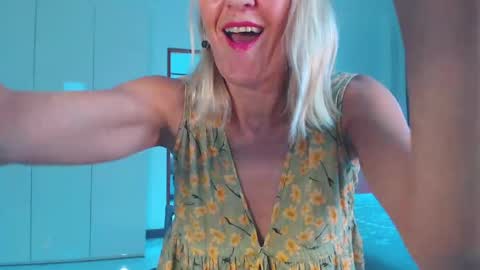 Snapshot of lolaaelita chatting on April 13, 4:51 am Lola online show from April 13, 4:51 am