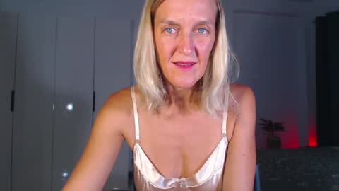 Snapshot of lolaaelita chatting on April 20, 1:47 pm Lola online show from April 20, 1:47 pm
