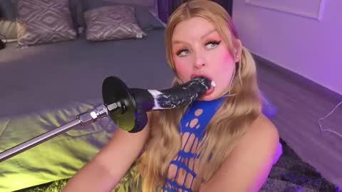 Lola Angel online show from May 21, 9:33 pm