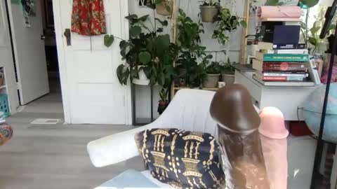 Snapshot of lolalustful chatting on April 18, 7:18 pm Lola Lustful online show from April 18, 7:18 pm