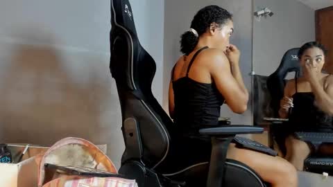 lolareyes1 online show from December 5, 4:10 am