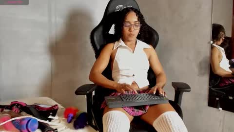 lolareyes1 online show from February 18, 11:44 pm