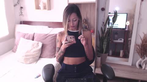 Snapshot of lolis_sweet_submisive chatting on January 24, 6:25 pm Dear tippers follow me on my new cb account lennarogers online show from January 24, 6:25 pm