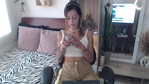 Snapshot of lolis_sweet_submisive chatting on February 23, 9:26 pm Dear tippers follow me on my new cb account lennarogers online show from February 23, 9:26 pm