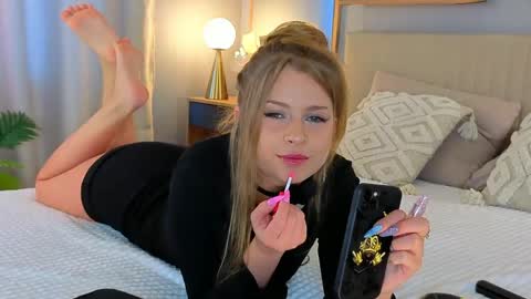Lola online show from May 22, 8:10 am