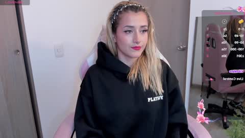 Snapshot of lolly_js_ chatting on December 31, 1:26 am Lolly  online show from December 31, 1:26 am