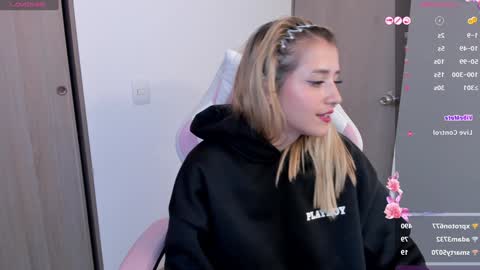 Snapshot of lolly_js_ chatting on December 31, 4:27 am Lolly  online show from December 31, 4:27 am