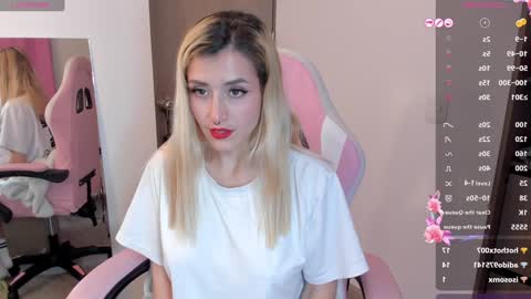 Snapshot of lolly_js_ chatting on January 6, 6:58 am Lolly  online show from January 6, 6:58 am